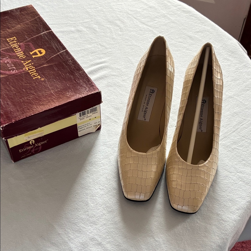 Etienne Aigner Leather Cream/Bone  Croc-Patterned 3 Inch Heels Size 9 Wide